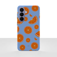 Samsung Galaxy S26 Plus-deksel Appelsin med appelsinskiver på blå bakgrunn, vist bakfra