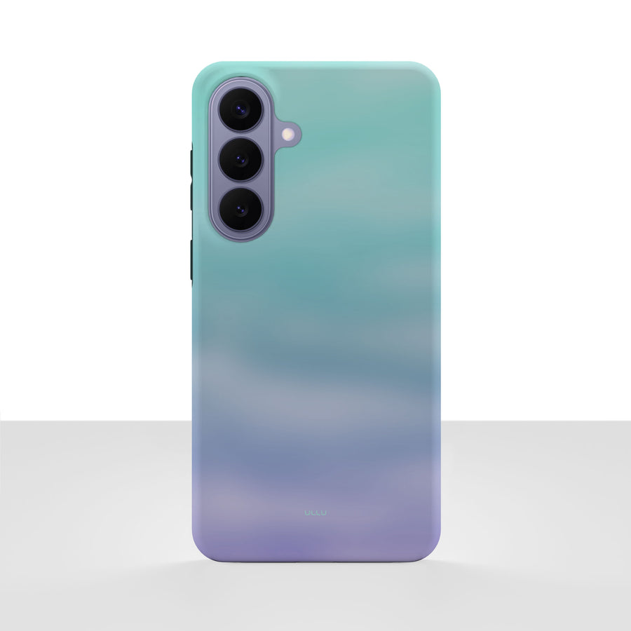 Samsung Galaxy S26 Plus deksel Himmeldis med blågrønn og lilla gradient på hvit bakgrunn.