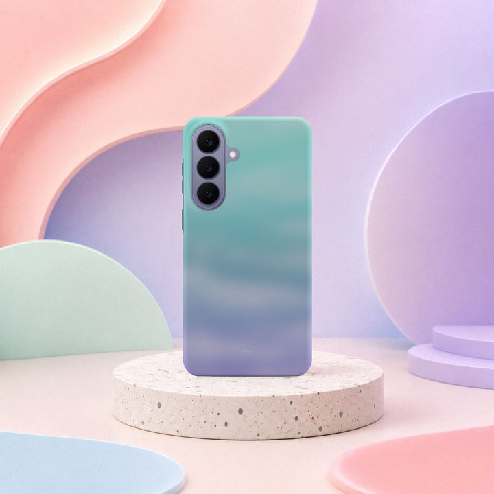 Samsung Galaxy S26 Plus-deksel Himmeldis med en myk gradient i blått, mint og lilla i lyst interiør