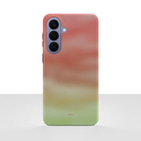 Samsung Galaxy S26 plus deksel Koraldis med varm korall, oransje og grønn gradient på hvit bakgrunn.