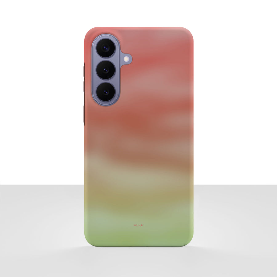 Samsung Galaxy S26 plus deksel Koraldis med varm korall, oransje og grønn gradient på hvit bakgrunn.