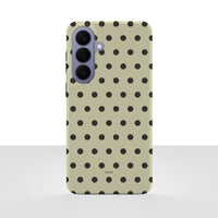 Samsung Galaxy S26 Plus-deksel Kaffe polkadots med svarte prikker på lys kaffefarget bakgrunn, vist bakfra