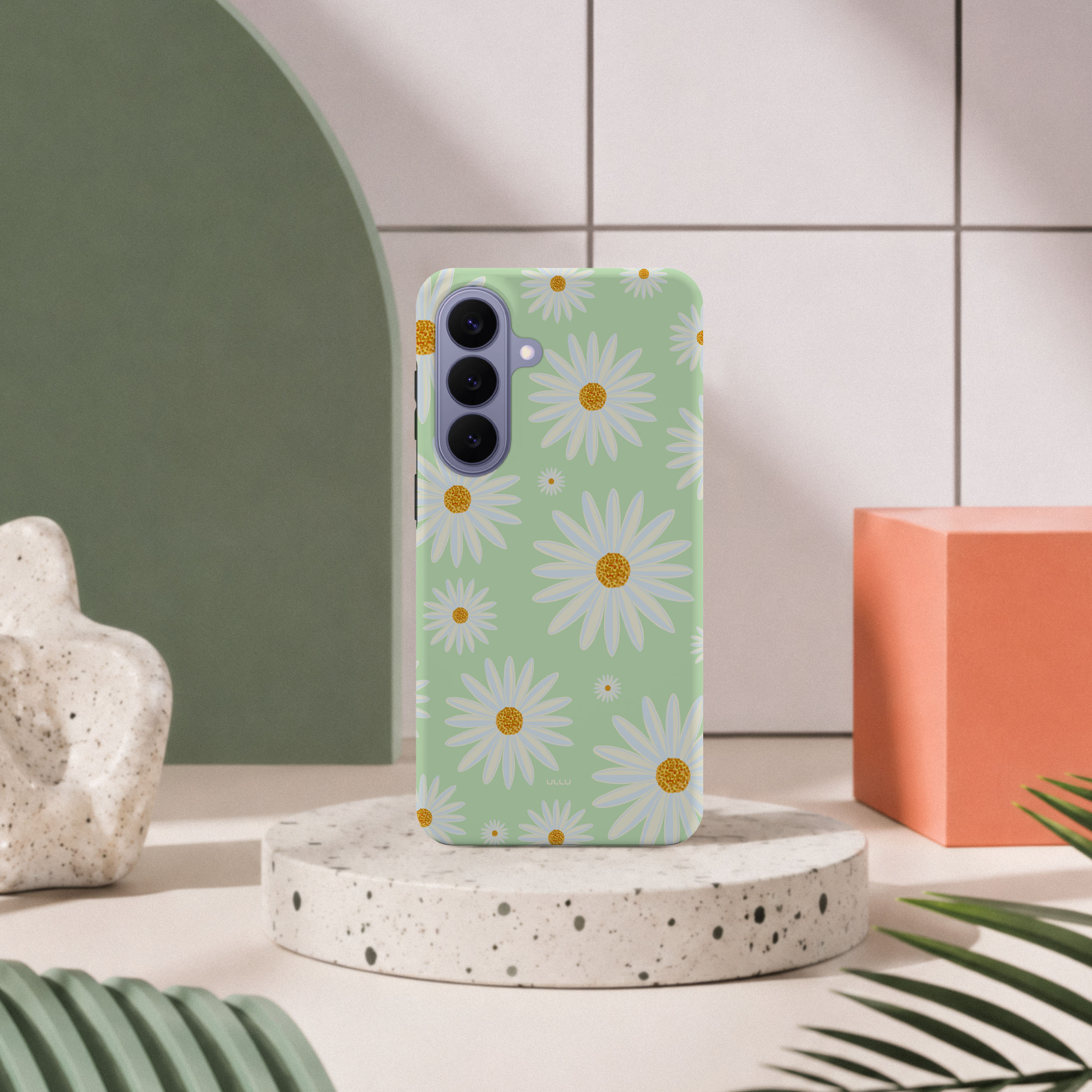 Samsung Galaxy S26 Plus-deksel Kamille med hvite prestekrager på mintgrønn bakgrunn i lyst interiør