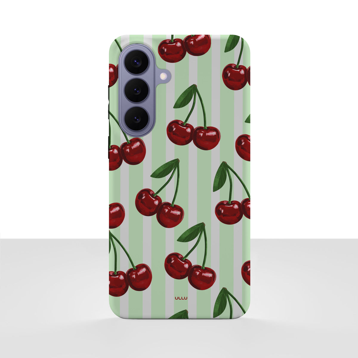 Samsung Galaxy S26 Plus-deksel Minty Cherry med røde kirsebær og grønne stilker på lysegrønne striper, vist bakfra
