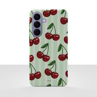 Samsung Galaxy S26 Plus-deksel Minty Cherry med røde kirsebær og grønne stilker på lysegrønne striper, vist bakfra