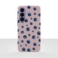 Samsung Galaxy S26 Plus deksel Saftige blåbær med blåbær på rosa bakgrunn på hvit bakgrunn.