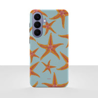 Samsung Galaxy S26 Plus-deksel Sjøstjerner med oransje sjøstjerner på lyseblå bakgrunn, vist bakfra