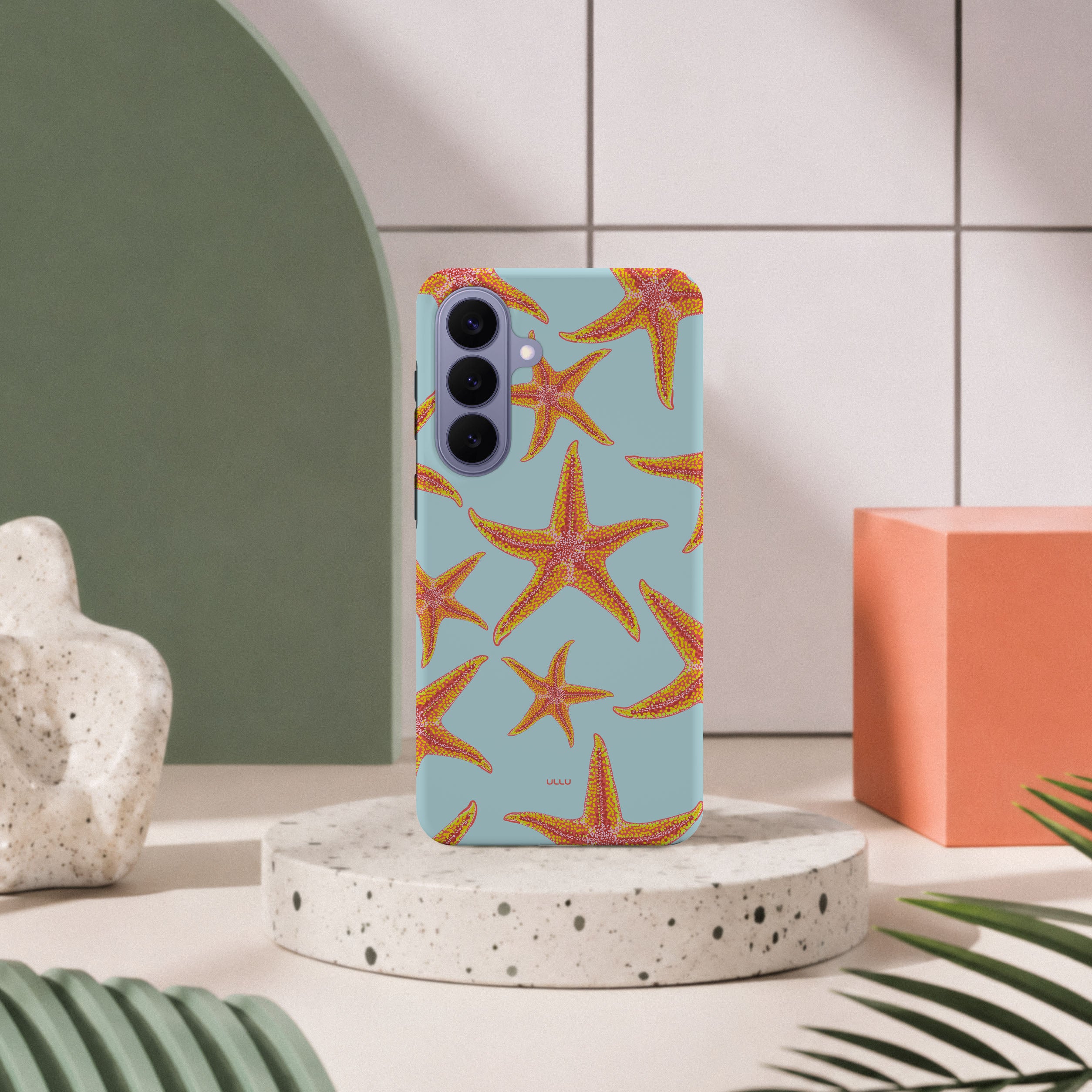 Samsung Galaxy S26 Plus-deksel Sjøstjerner med oransje sjøstjerner på lyseblå bakgrunn i lyst interiør