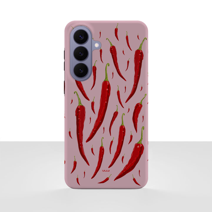 Samsung Galaxy S26 Plus deksel Sterk pepper med røde chilipepper på rosa bakgrunn på hvit bakgrunn.