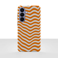 Samsung Galaxy S26 Plus-deksel Solbølge med oransje og hvite bølger, vist bakfra