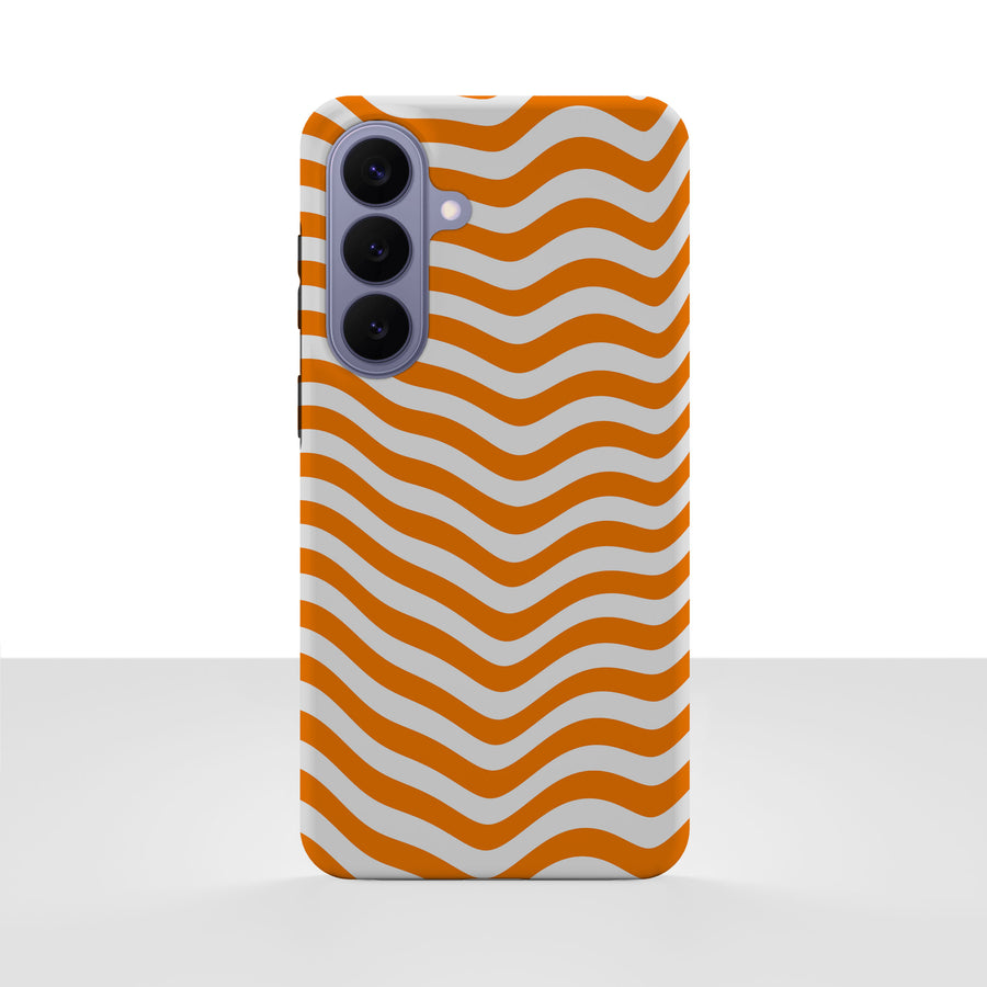Samsung Galaxy S26 Plus-deksel Solbølge med oransje og hvite bølger, vist bakfra