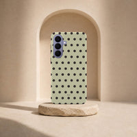 Samsung Galaxy S26 Plus-deksel Kaffe polkadots med svarte prikker på lys kaffefarget bakgrunn i lyst interiør