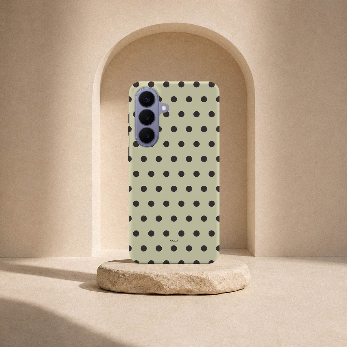 Samsung Galaxy S26 Plus-deksel Kaffe polkadots med svarte prikker på lys kaffefarget bakgrunn i lyst interiør