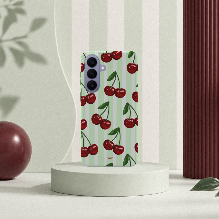 Samsung Galaxy S26 Plus-deksel Minty Cherry med røde kirsebær og grønne stilker på lysegrønne striper i lyst interiør