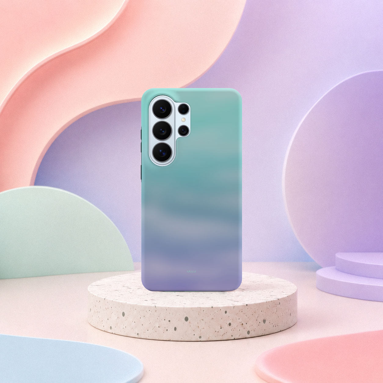 Samsung Galaxy S26 Ultra-deksel Himmeldis med en myk gradient i blått, mint og lilla i lyst interiør