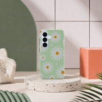 Samsung Galaxy S26-deksel Kamille med hvite prestekrager på mintgrønn bakgrunn i lyst interiør