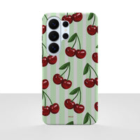 Samsung Galaxy S26 Ultra-deksel Minty Cherry med røde kirsebær og grønne stilker på lysegrønne striper, vist bakfra
