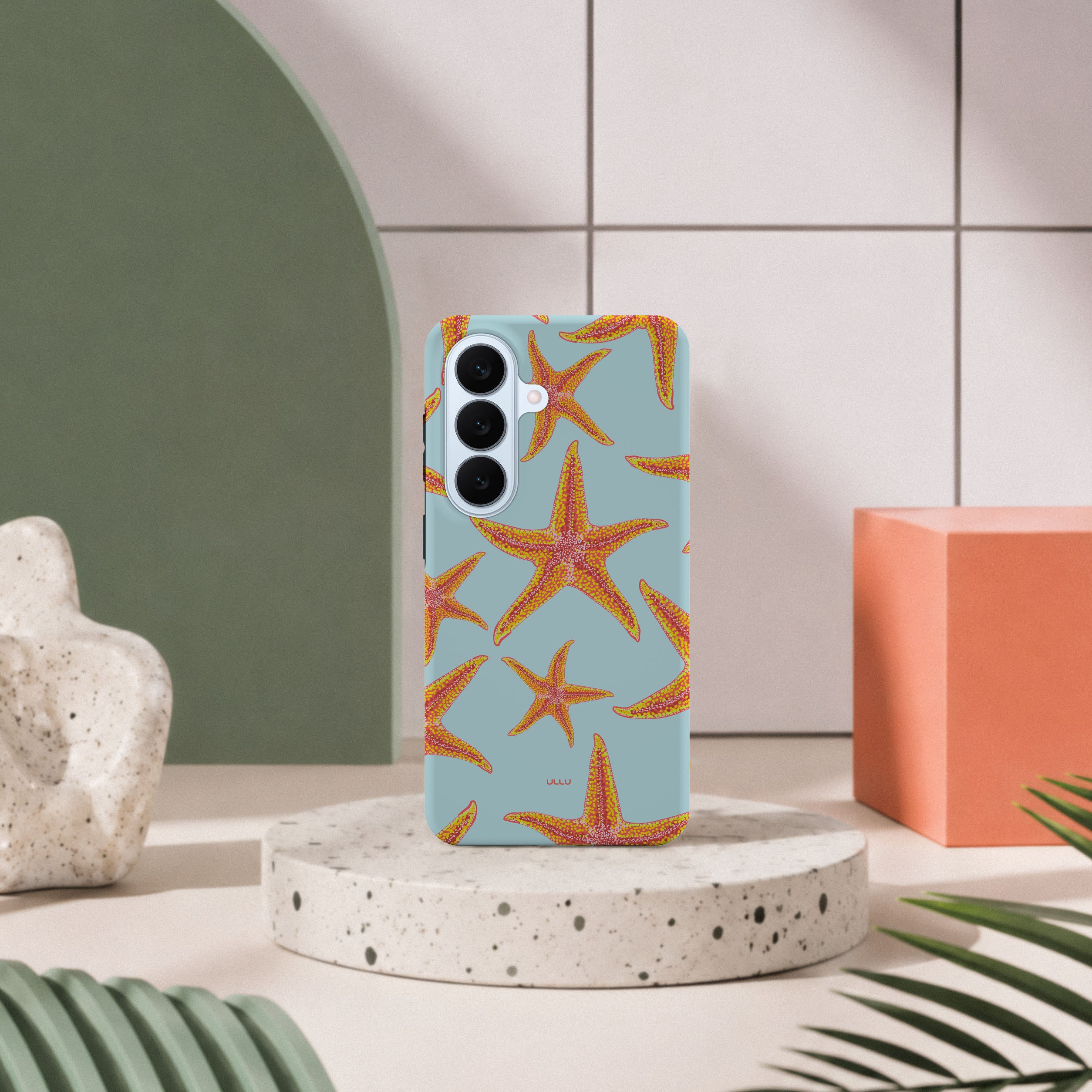 Samsung Galaxy S26-deksel Sjøstjerner med oransje sjøstjerner på lyseblå bakgrunn i lyst interiør