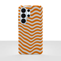 Samsung Galaxy S26 Ultra-deksel Solbølge med oransje og hvite bølger, vist bakfra