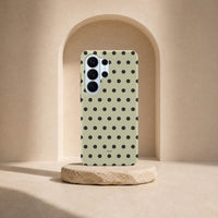 Samsung Galaxy S26 Ultra-deksel Kaffe polkadots med svarte prikker på lys kaffefarget bakgrunn i lyst interiør
