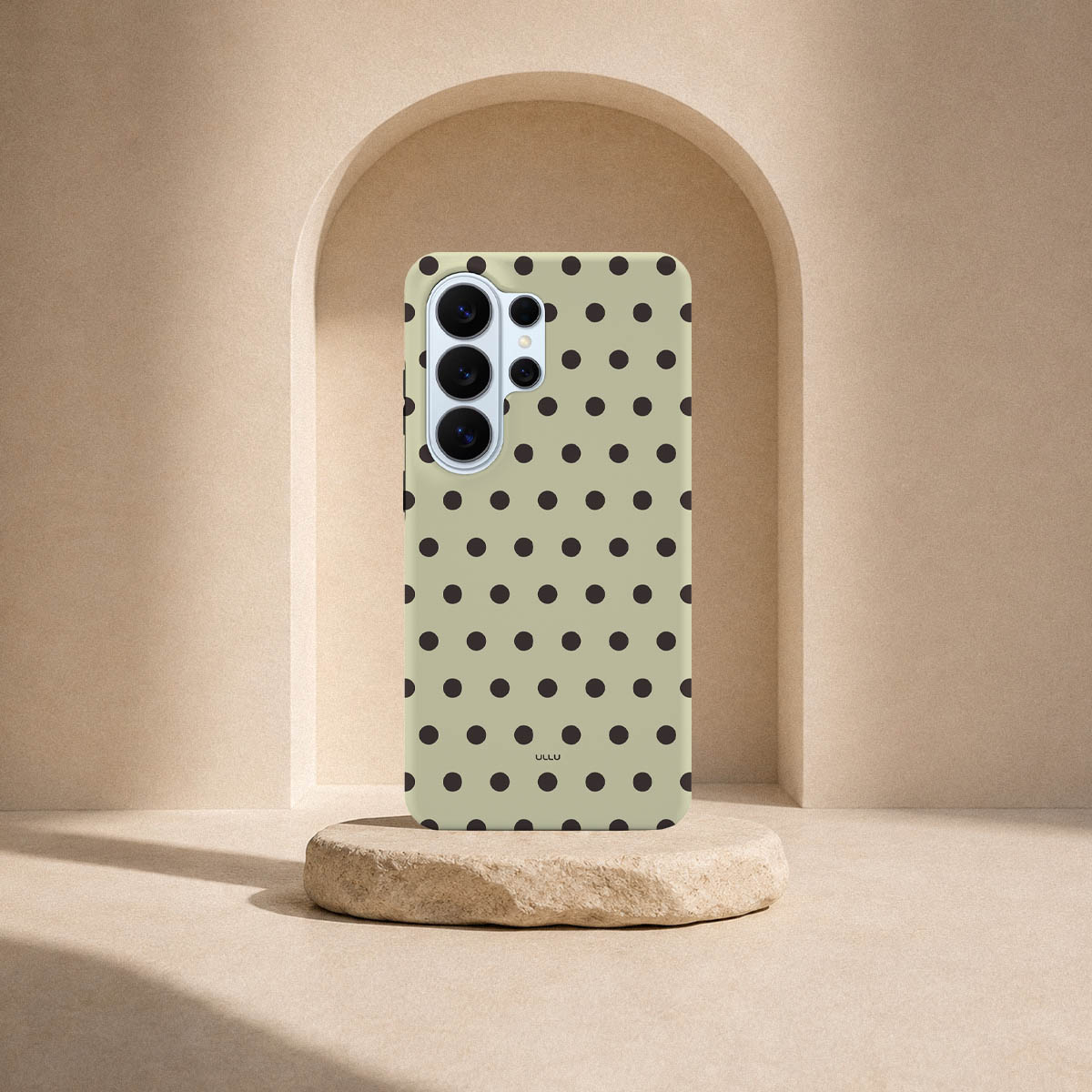 Samsung Galaxy S26 Ultra-deksel Kaffe polkadots med svarte prikker på lys kaffefarget bakgrunn i lyst interiør