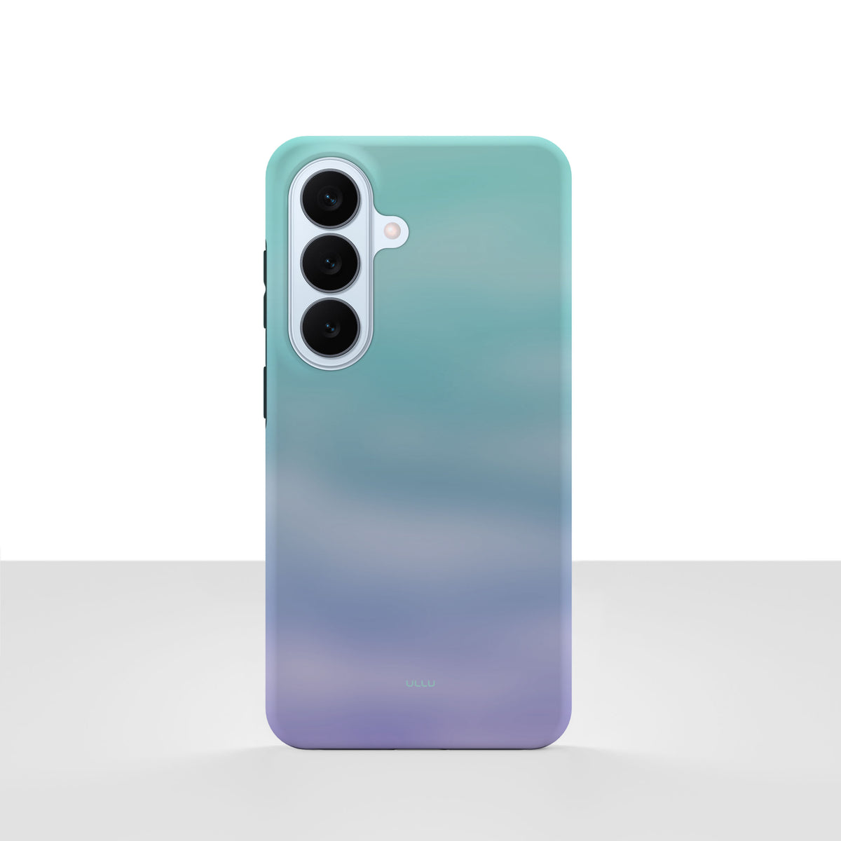 Samsung Galaxy S26 deksel Himmeldis med blågrønn og lilla gradient på hvit bakgrunn.