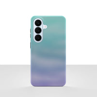 Samsung Galaxy S26 deksel Himmeldis med blågrønn og lilla gradient på hvit bakgrunn.