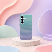 Samsung Galaxy S26-deksel Himmeldis med en myk gradient i blått, mint og lilla i lyst interiør