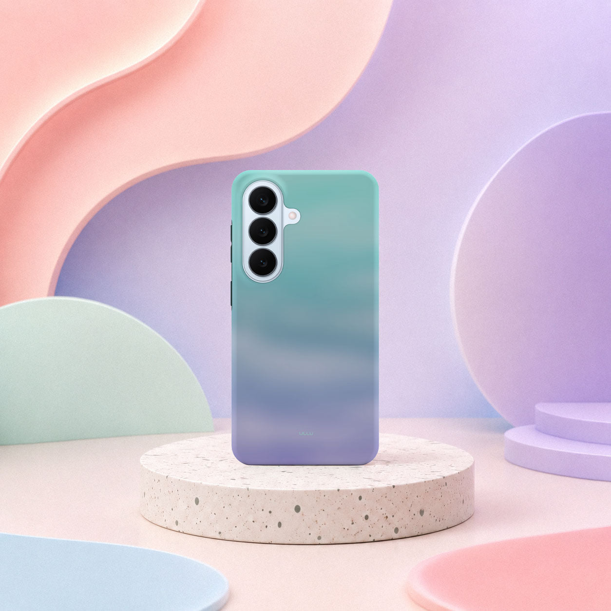 Samsung Galaxy S26-deksel Himmeldis med en myk gradient i blått, mint og lilla i lyst interiør