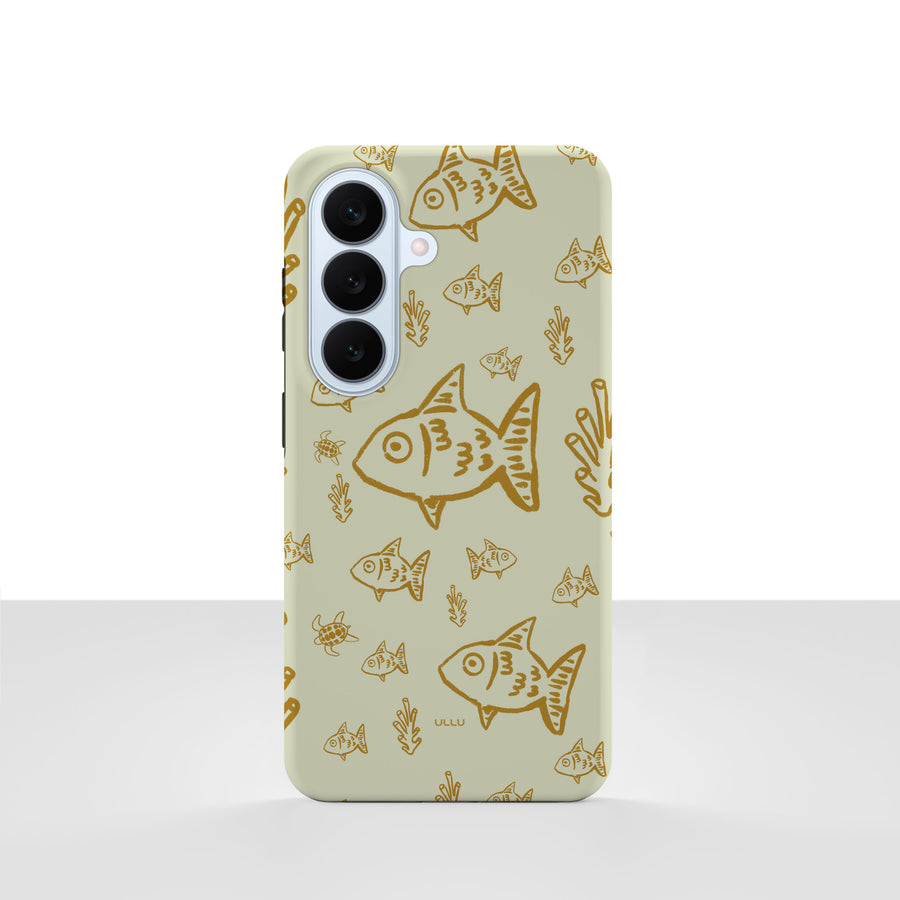 Samsung Galaxy S26 deksel Havdypet med gylne fisker og havmotiver på lys beige bakgrunn på hvit bakgrunn.