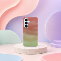 Samsung Galaxy S26-deksel Koralldis med en gradient fra korall til limegrønt i lyst interiør
