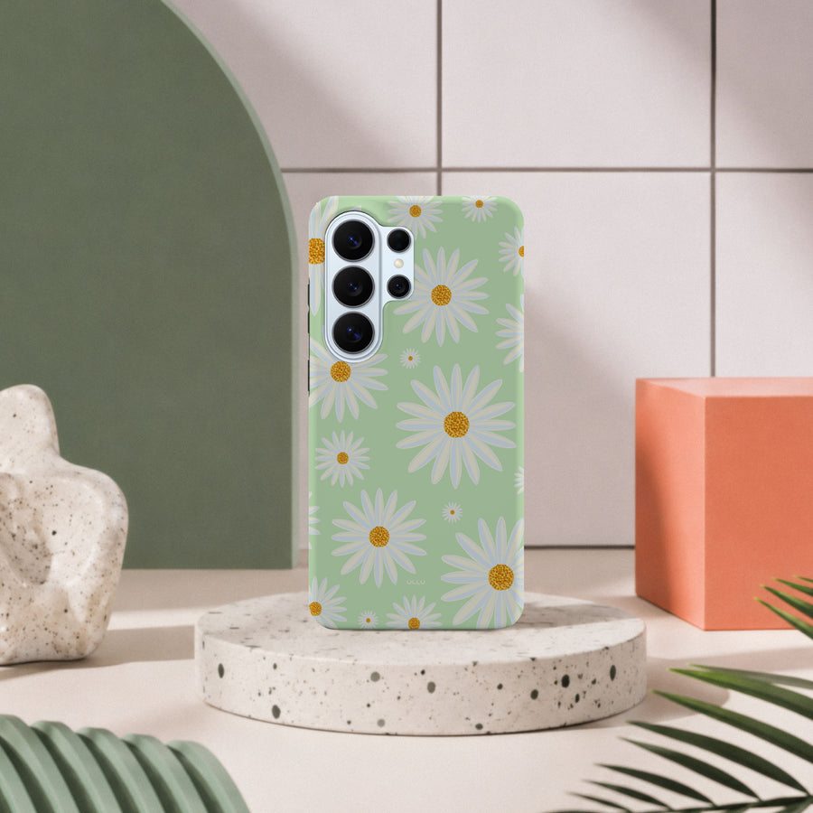 Samsung Galaxy S26 Ultra-deksel Kamille med hvite prestekrager på mintgrønn bakgrunn i lyst interiør