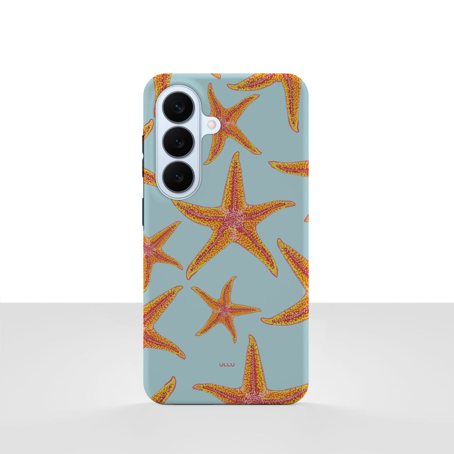 Samsung Galaxy S26-deksel Sjøstjerner med oransje sjøstjerner på lyseblå bakgrunn, vist bakfra