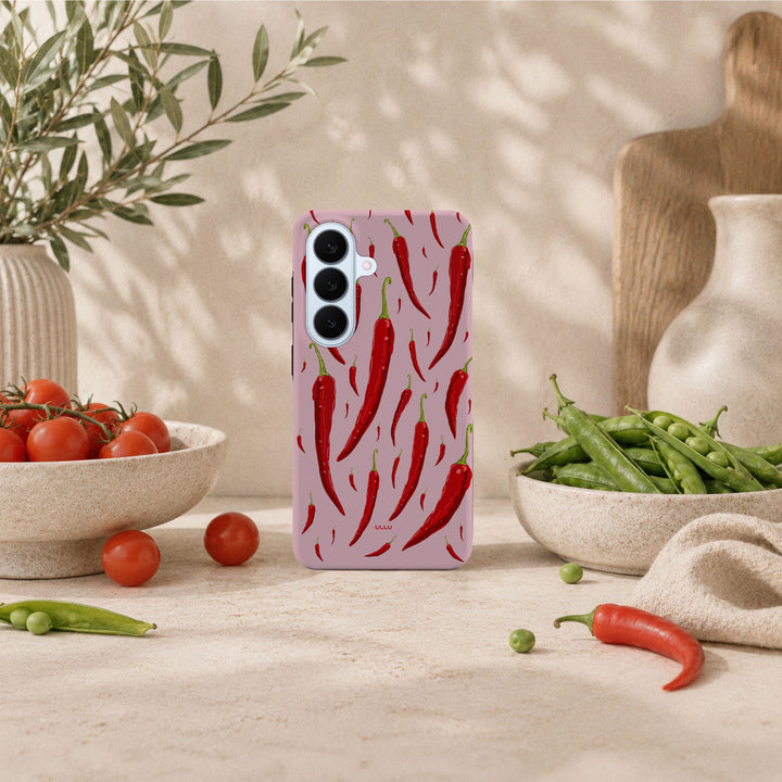 Samsung Galaxy S26-deksel Sterk pepper med røde chilipepper på støvet rosa bakgrunn i lyst interiør