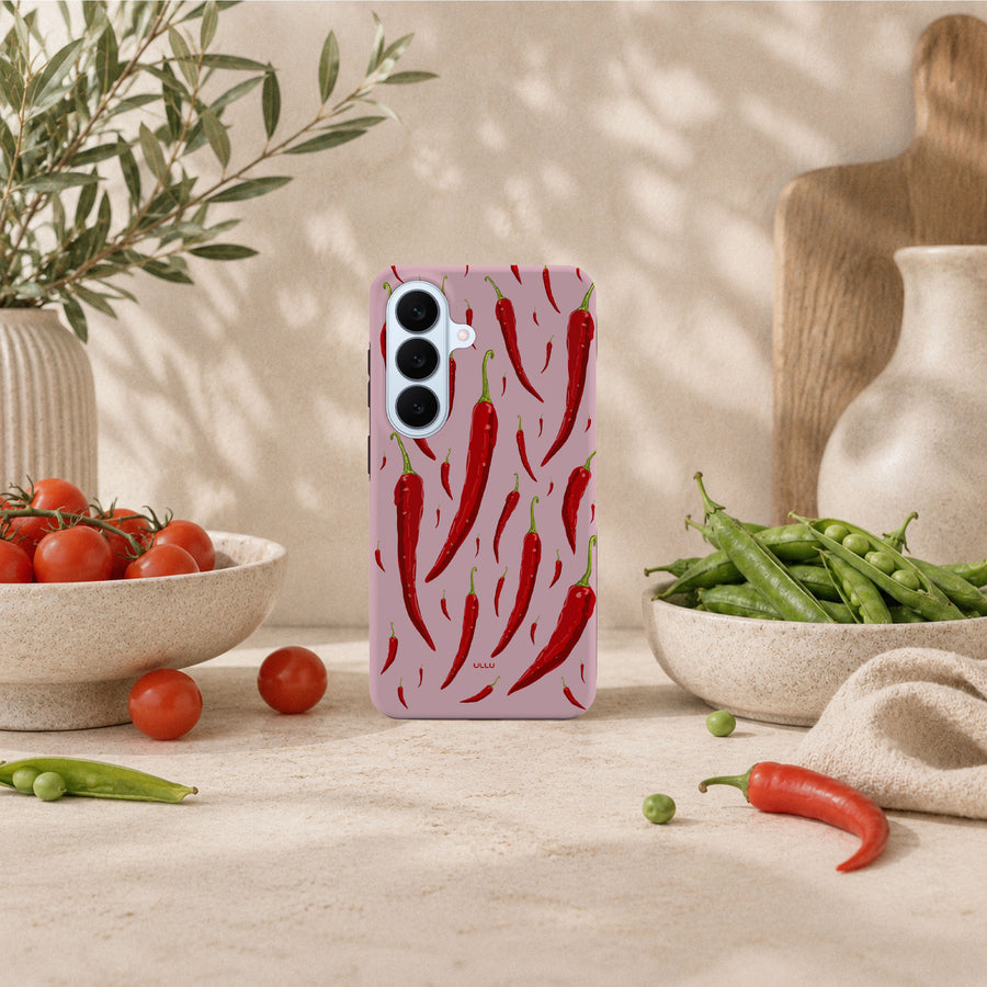 Samsung Galaxy S26-deksel Sterk pepper med røde chilipepper på støvet rosa bakgrunn i lyst interiør