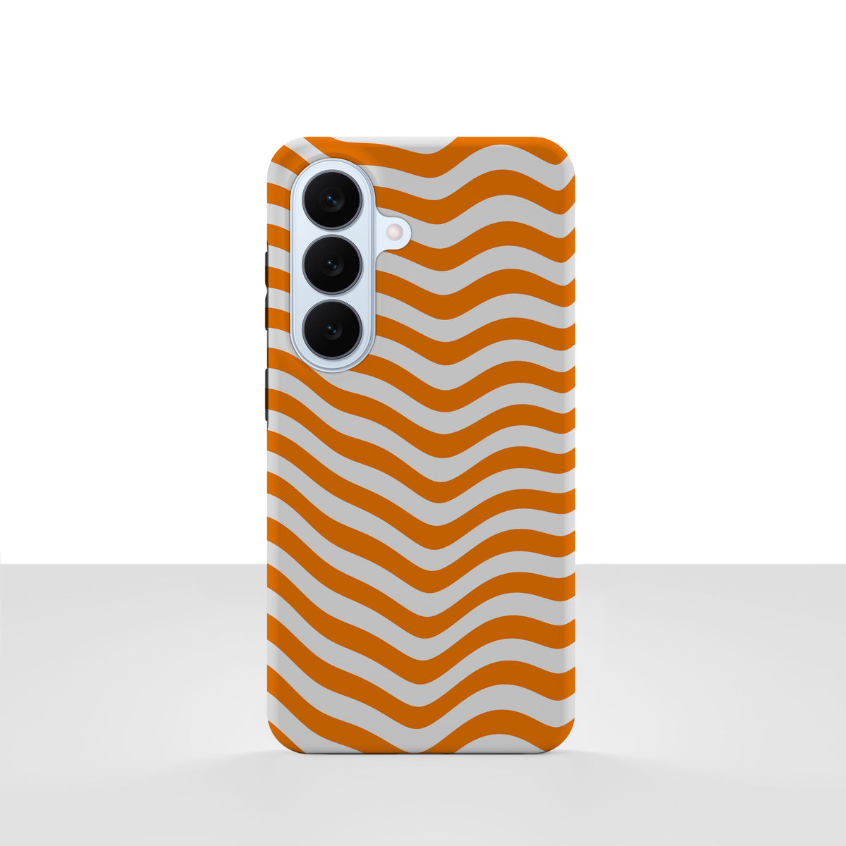 Samsung Galaxy S26 deksel Solbølge med oransje og grått bølgemønster på hvit bakgrunn.