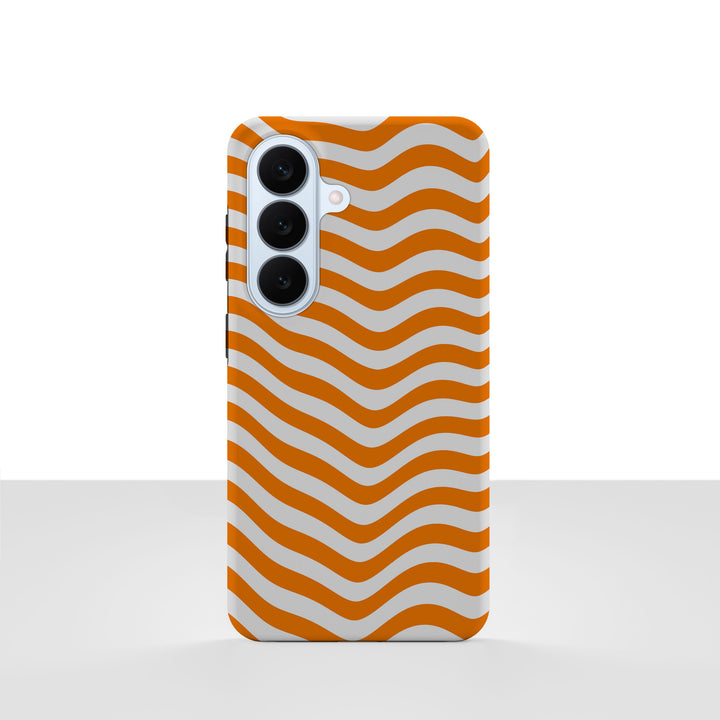 Samsung Galaxy S26 deksel Solbølge med oransje og grått bølgemønster på hvit bakgrunn.