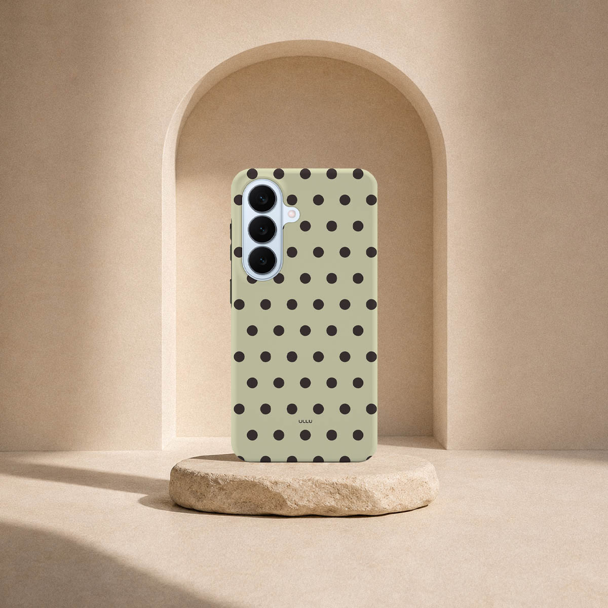Samsung Galaxy S26-deksel Kaffe polkadots med svarte prikker på lys kaffefarget bakgrunn i lyst interiør