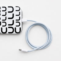 Blå flettet USB-C-kabel koblet til iPhone 16 Pro Max