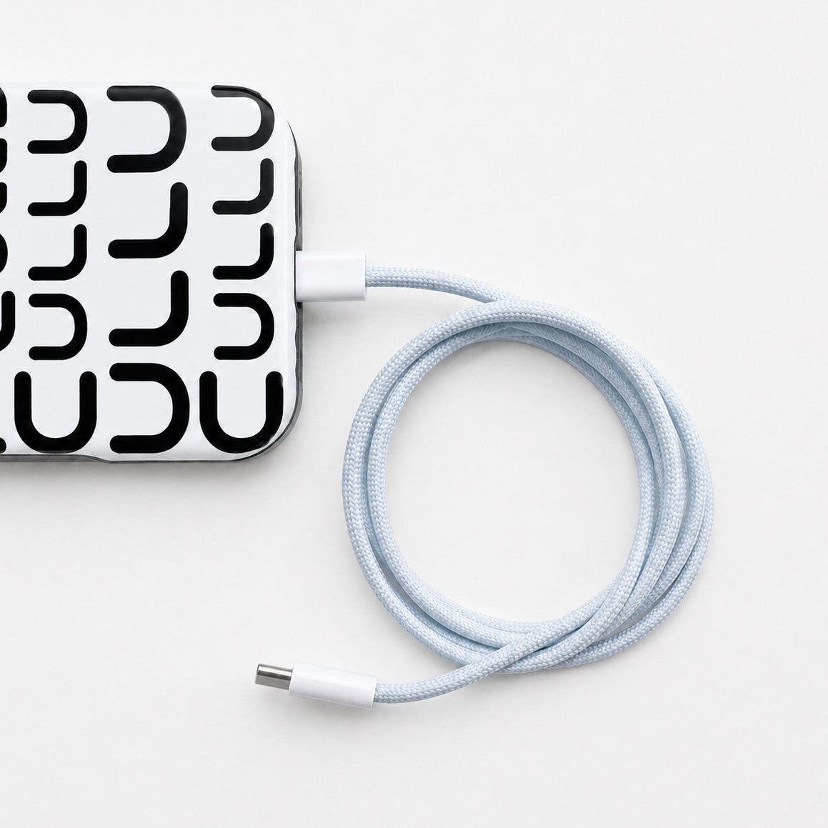 Blå flettet USB-C-kabel koblet til iPhone 16 Pro Max