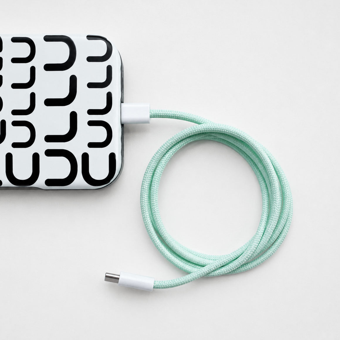 Mint flettet USB-C-kabel koblet til iPhone 16 Pro Max