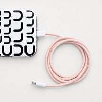 Rosa flettet USB-C-kabel koblet til iPhone 16 Pro Max