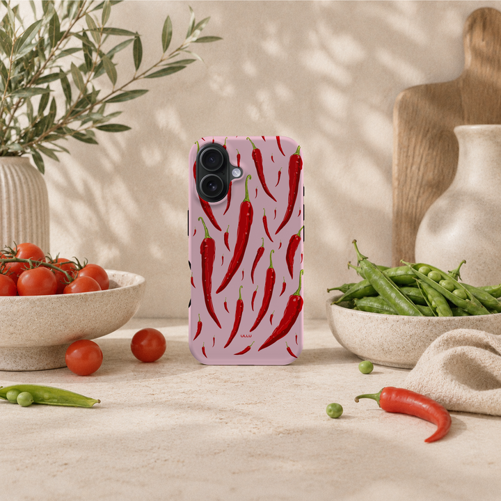 iPhone 16 deksel Chili med røde chilipepper i lyst kjøkkenmiljø med grønnsaker og keramikk