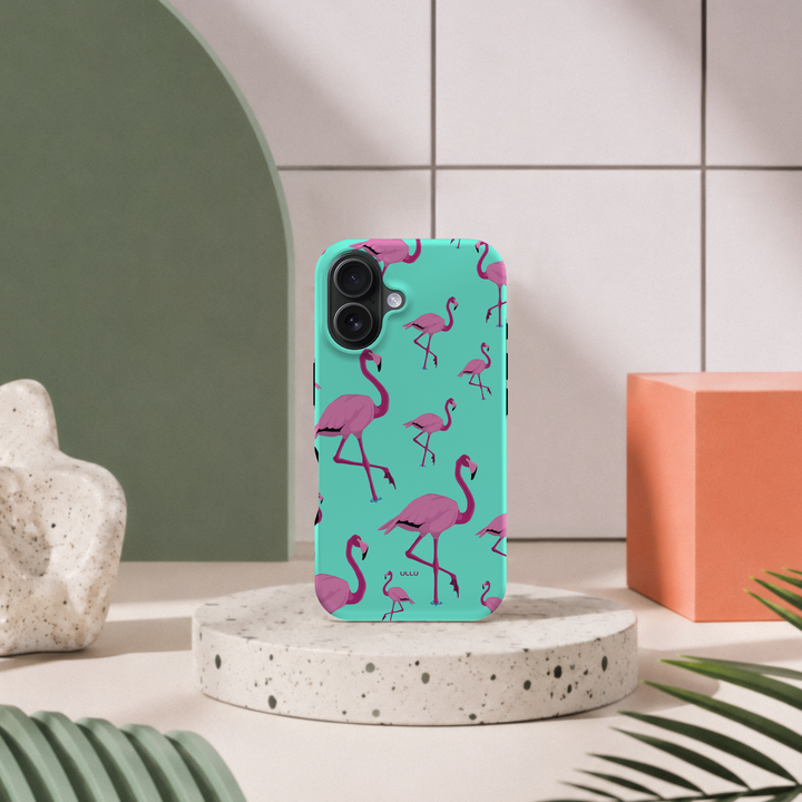 iPhone 16 deksel Flamingos med rosa flamingoer i moderne pastellinteriør med grønn bue og terrazzo sokkel