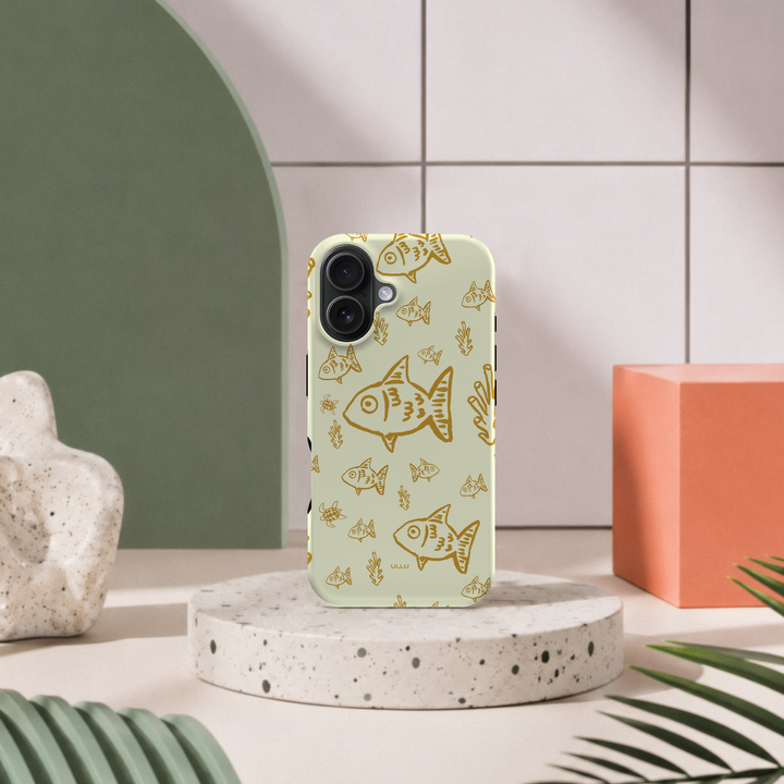 iPhone 16 deksel Havdypet med gullfargede fisk i moderne pastellinteriør med grønn bue og terrazzo sokkel