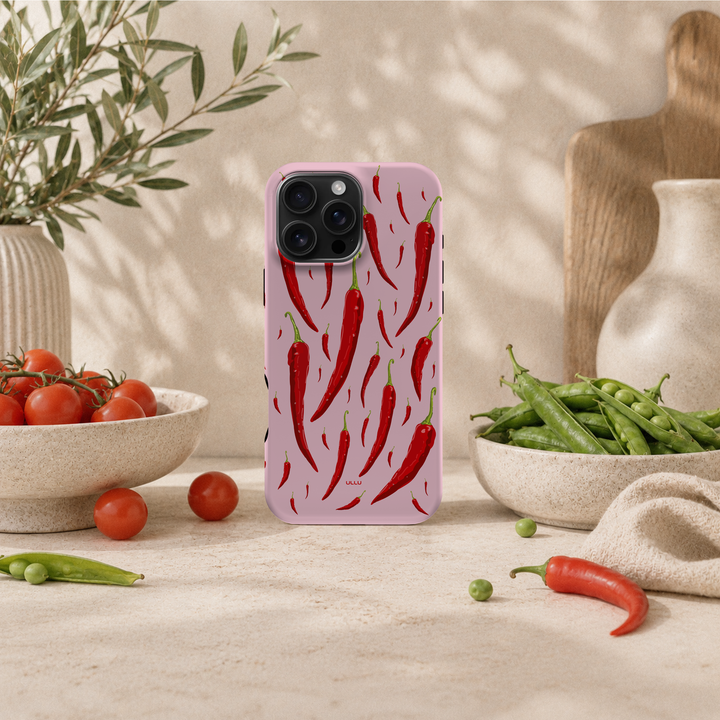 iPhone 16 Pro Max deksel Chili med røde chilipepper i lyst kjøkkenmiljø med grønnsaker og keramikk