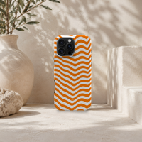 iPhone 16 Pro Max deksel Solbølge med oransje og hvitt bølgemønster i lyst skandinavisk interiør