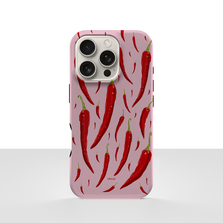 iPhone 16 Pro deksel Chili med røde chilipepper og grønne stilker på lyserosa bakgrunn