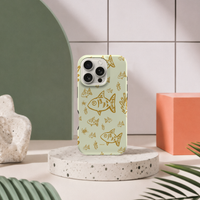 iPhone 16 Pro deksel Havdypet med gullfargede fisk i moderne pastellinteriør med grønn bue og terrazzo sokkel