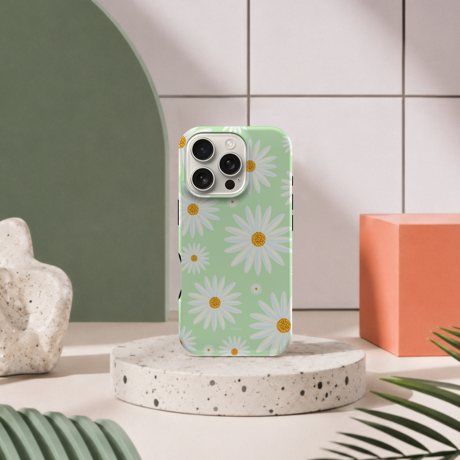 iPhone 16 Pro deksel Kamille med hvite kamilleblomster i moderne pastellinteriør med grønn bue og terrazzo sokkel